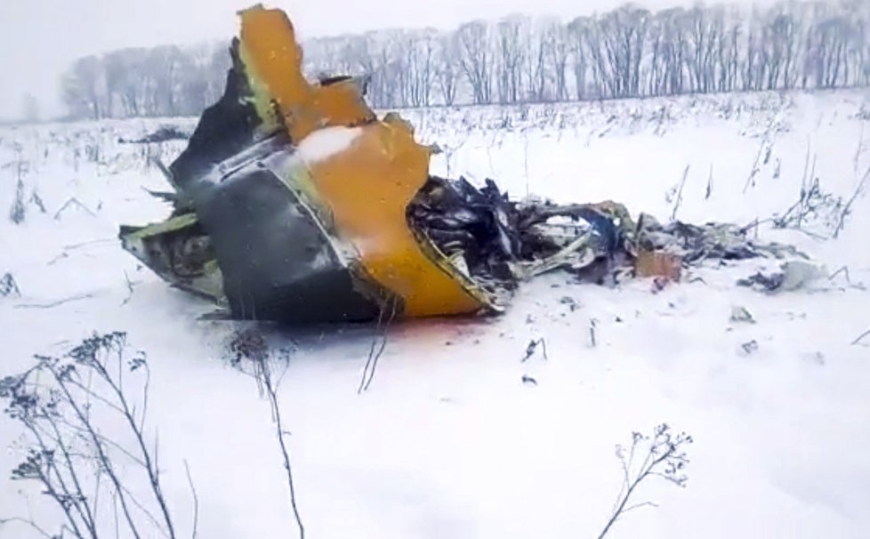 Na místě havárie letounu An-148 zasahují stovky záchranářů. Zatím se jim podařilo najít jen trosky a několik těl obětí. Pátrání stěžuje sněžení a ubývající světlo.