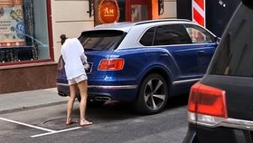 Při nehodě s luxusním Bentley v Moskvě zemřel vlivný manažer.