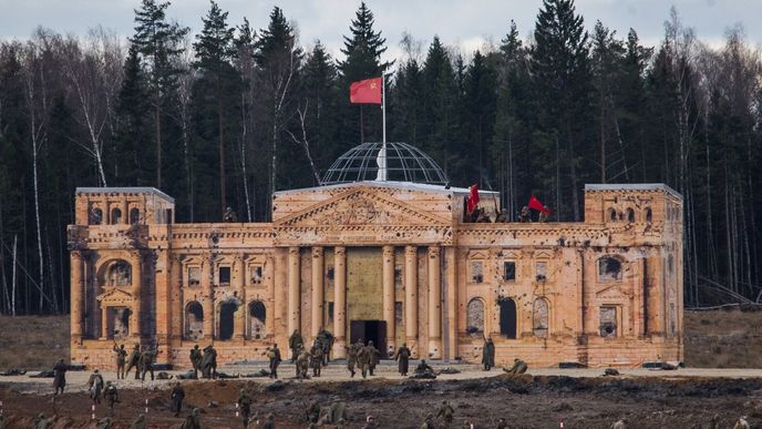 Dobýváni kopie Reichstagu v parku Patriot u Moskvy.