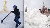 Moskvu zasypal stoletý sníh: Bouře zabíjela, firmy rozdaly speciální dovolené