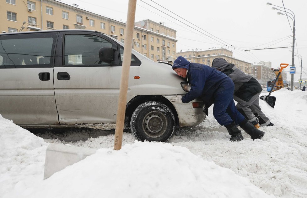 Ruská metropole se od rána topí ve sněhu, podle meteorologů dnes Moskvu ochromila největší kalamita za posledních 70 let. (ilustrační foto)