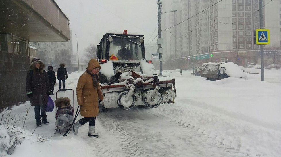 Ruská metropole se od rána topí ve sněhu, podle meteorologů dnes Moskvu ochromila největší kalamita za posledních 70 let. (ilustrační foto)