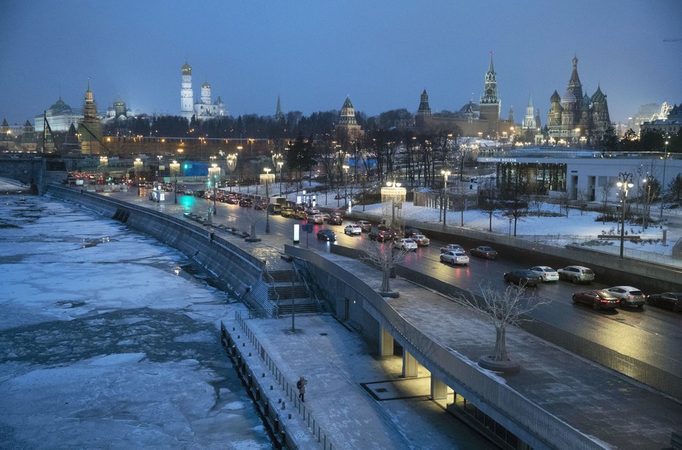 Sněhem zapadalo i ruské hlavní město Moskva