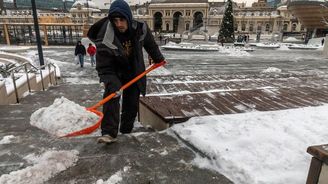 Ranní check: Rusko kvůli válce nemá lidi ani na úklid sněhu. Inflace v eurozóně zpomalila