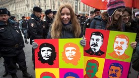 Rusko oslavilo 100leté výročí Velké říjnové socialistické revoluce, v Moskvě se konala vojenská přehlídka.