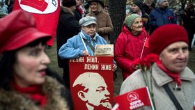 Rusko oslavilo 100leté výročí Velké říjnové socialistické revoluce, v Moskvě se konala vojenská přehlídka.