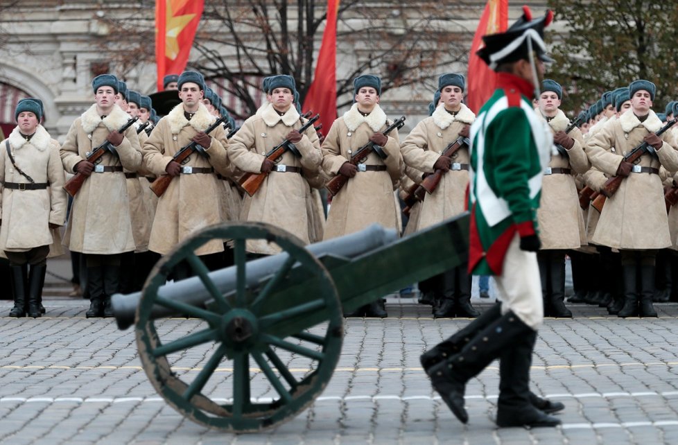 Rusko oslavilo 100leté výročí Velké říjnové socialistické revoluce, v Moskvě se konala vojenská přehlídka.