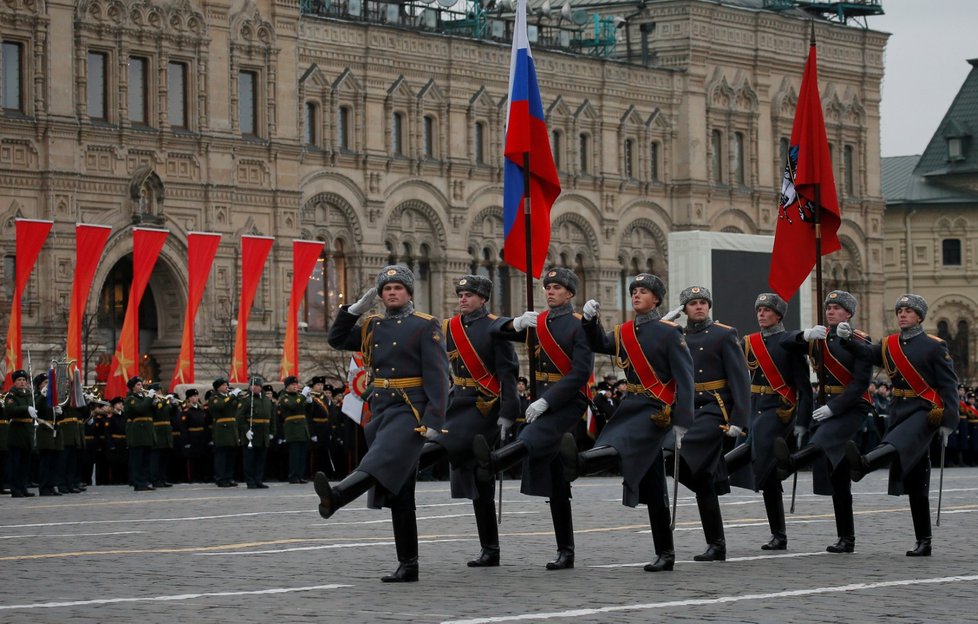 Rusko oslavilo 100leté výročí Velké říjnové socialistické revoluce, v Moskvě se konala vojenská přehlídka.