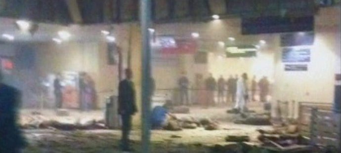 Záběry ruské televize krátce po výbuchu. Těla stále leží na zemi v hale. Zemřelo nejméně 35 lidí, 170 jich bylo zraněno
