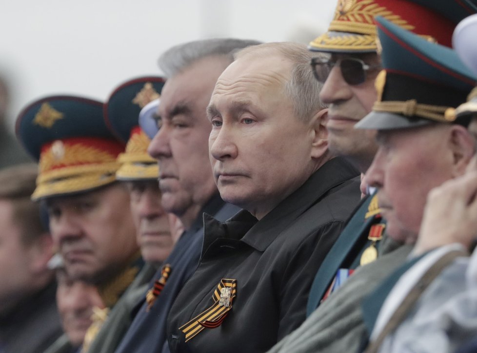 Oslavy 76 let od konce 2. světové války v Moskvě: Uprostřed Vladimir Putin (9. 5. 2021)