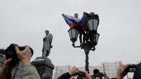 Příznivci opozičníka Navalného protestovali proti prezidentovi Putinovi ve velkých ruských městech.