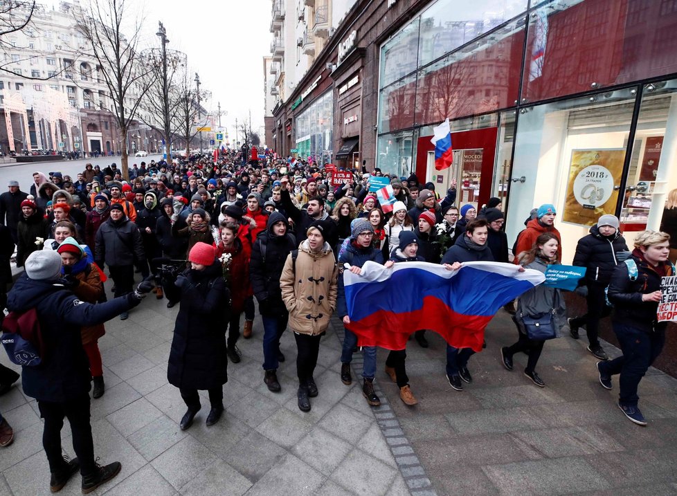 Příznivci opozičníka Navalného protestovali proti prezidentovi Putinovi ve velkých ruských městech.