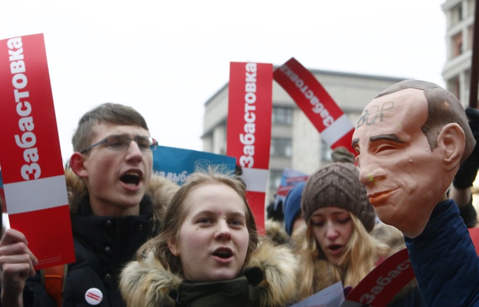 Příznivci opozičníka Navalného protestovali proti prezidentovi Putinovi ve velkých ruských městech.