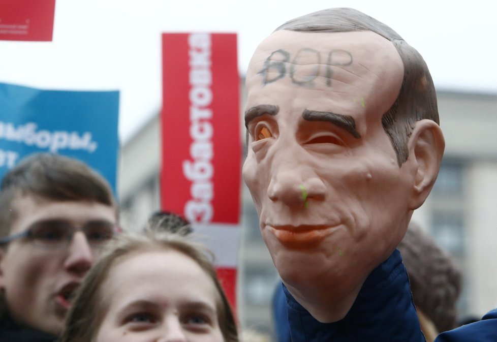 Příznivci opozičníka Navalného protestovali proti prezidentovi Putinovi ve velkých ruských městech. (2018)