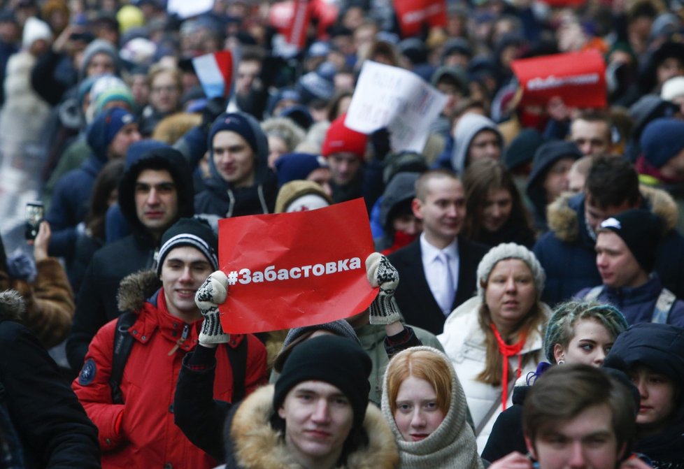 Příznivci opozičníka Navalného protestovali proti prezidentovi Putinovi ve velkých ruských městech. (2018)