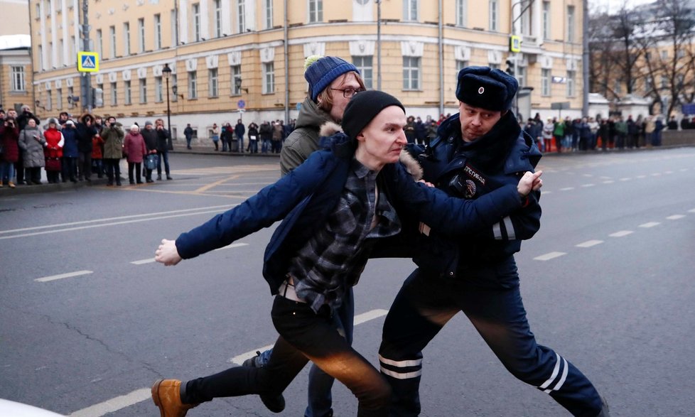 Příznivci opozičníka Navalného protestovali proti prezidentovi Putinovi ve velkých ruských městech. (2018)