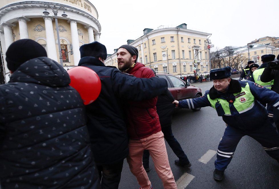 Příznivci opozičníka Navalného protestovali proti prezidentovi Putinovi ve velkých ruských městech.