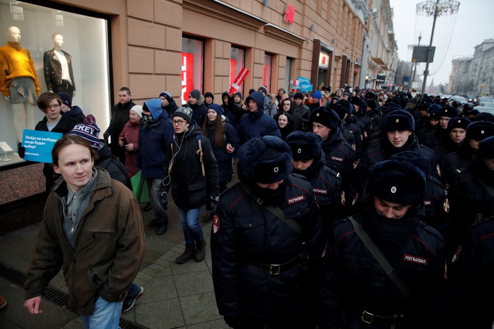 Příznivci opozičníka Navalného protestovali proti prezidentovi Putinovi ve velkých ruských městech.