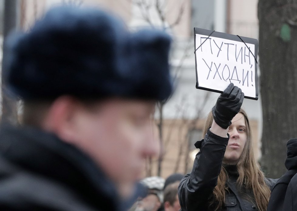 Příznivci opozičníka Navalného protestovali proti prezidentovi Putinovi ve velkých ruských městech. (2018)