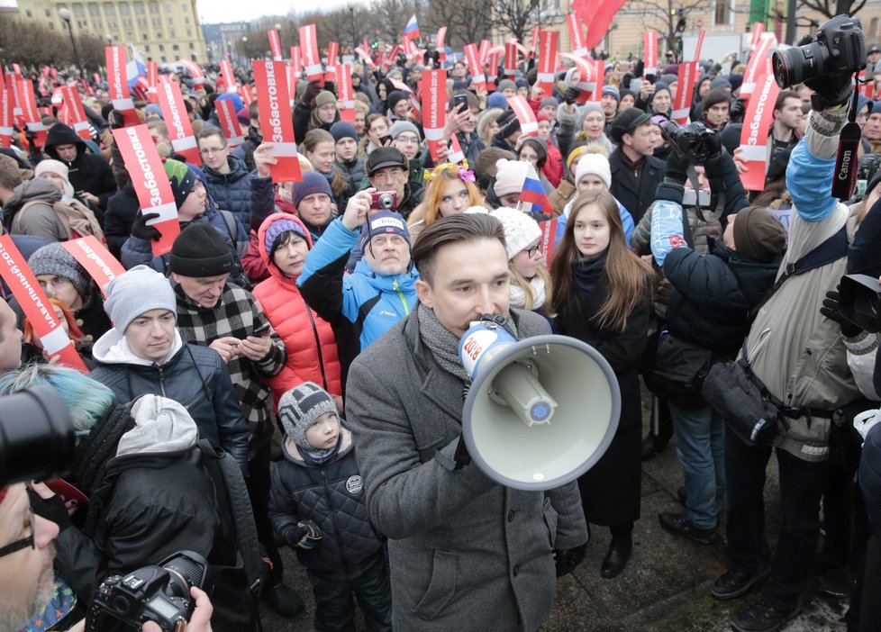 Příznivci opozičníka Navalného protestovali proti prezidentovi Putinovi ve velkých ruských městech.