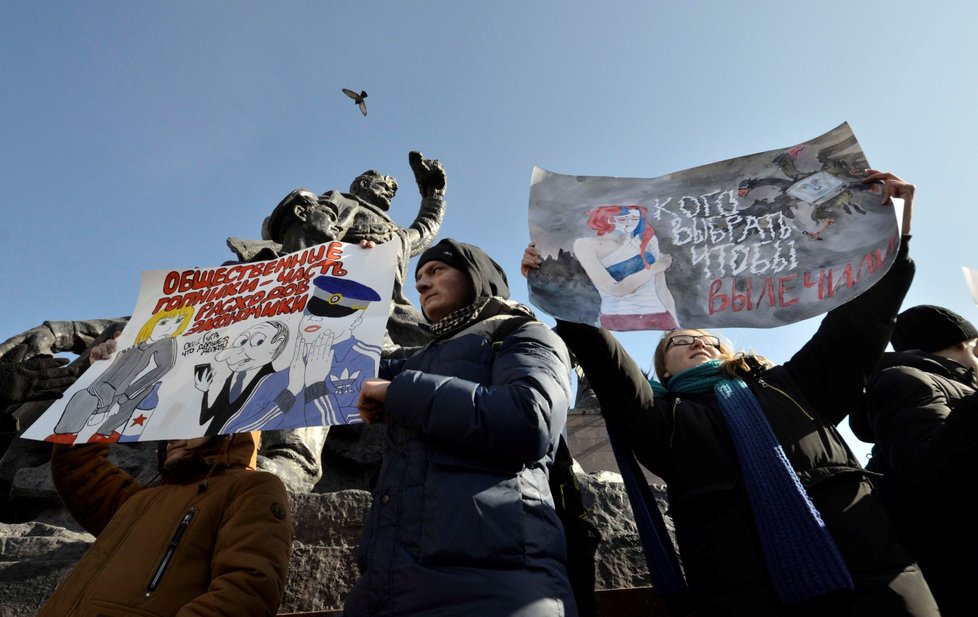 Příznivci opozičníka Navalného protestovali proti prezidentovi Putinovi ve velkých ruských městech.