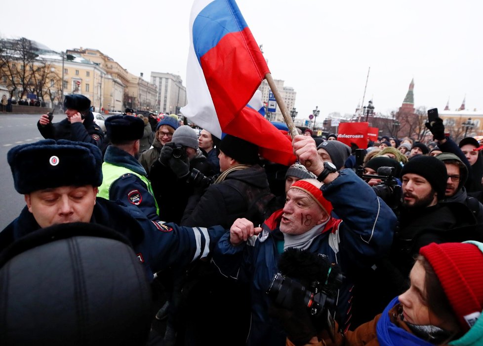 Příznivci opozičníka Navalného protestovali proti prezidentovi Putinovi ve velkých ruských městech.