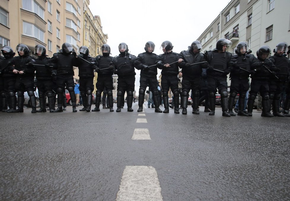 Příznivci opozičníka Navalného protestovali proti prezidentovi Putinovi ve velkých ruských městech.