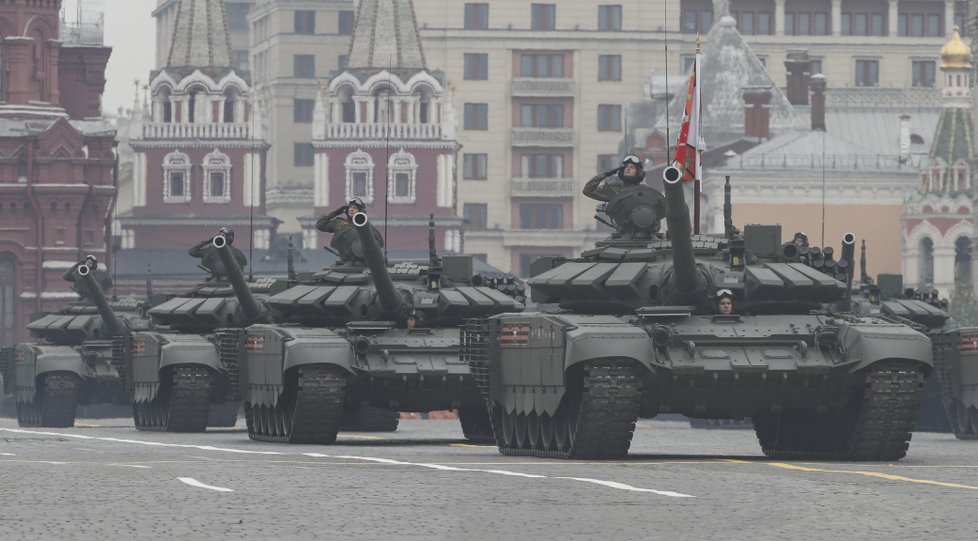 Rusko slaví výročí konce druhé světové války. Na Ruském náměstí v Moskvě se k příležitosti koná tradiční vojenská přehlídka (9.5 2019)