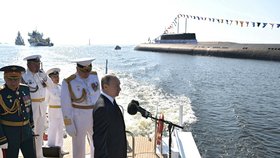 Vladimir Putin a velitel námořnictva Nikolaj Jevmenov na přehlídce v Petrohradě (28. 7. 2019).