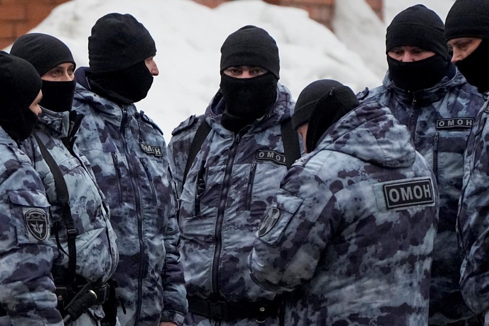 Policisté připravení zakročit při Navalného pohřbu (1. 3. 2024).