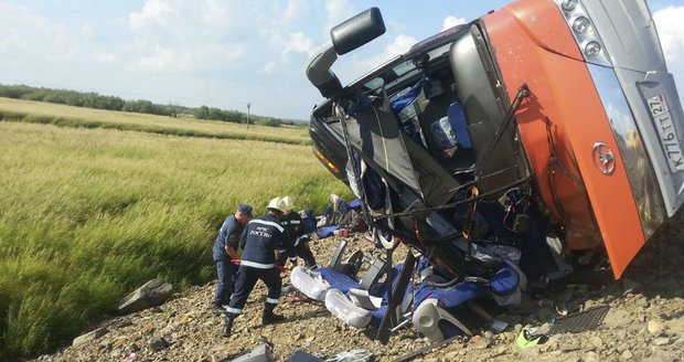 Čelní srážka autobusů v Rusku: 12 mrtvých a složité vyprošťování zraněných