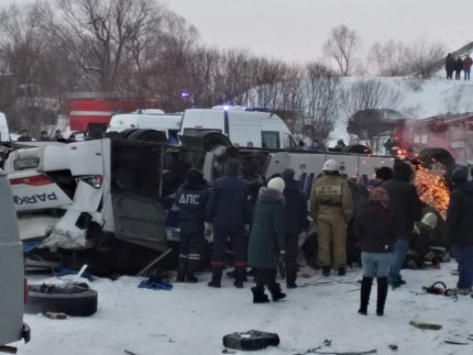 Nehoda autobusu v Rusku si vyžádala nejméně 19 obětí. (1.12.2019)