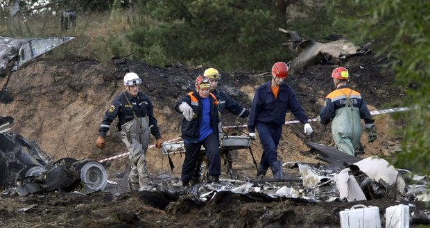 Záchranáři marně hledali někoho, kdo katastrofu přežil. Živé našli dva, hokejista Galimov však později v nemocnici zemřel