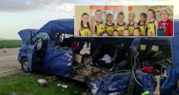 Při děsivé nehodě zemřelo v mikrobusu 5 dětí: Mladé basketbalistky už domů ze zápasu nepřijedou