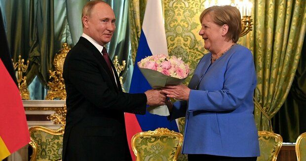Merkelová si po letech sype popel na hlavu: „Měli jsme na ruskou agresivitu reagovat rychleji“