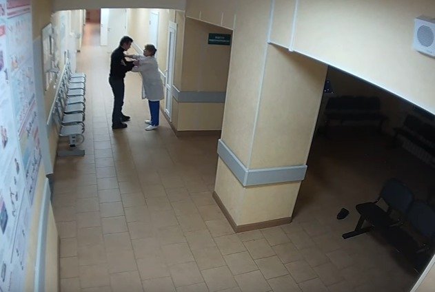 Opilý Rus napadl zdravotnice v nemocnici v Novgorodu. Po Facebooku video koluje s tím, že jde o muslimského uprchlíka.