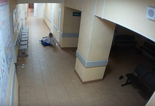 Opilý Rus napadl zdravotnice v nemocnici v Novgorodu. Po Facebooku video koluje s tím, že jde o muslimského uprchlíka.