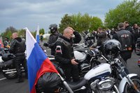 Do Brna přijeli Putinovi „vlci“. Zamířili na hřbitov uctít Rudoarmějce