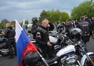 Do Brna dorazili ruští Noční vlci. Na Ústředním hřbitově položili k hrobu Rudoarmějců věnce a květiny.