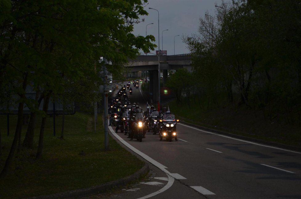 Do Brna dorazili ruští Noční vlci. Na Ústředním hřbitově položili k hrobu rudoarmějců věnce a květiny.