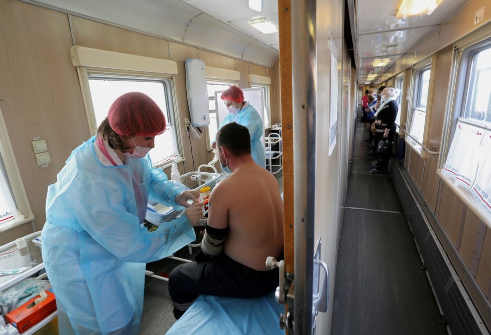 Očkování proti covidu-19 vakcínou Sputnik V v lékařském vlaku v ruském městě Tulun