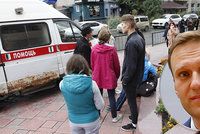 Křeče, zvracení a toxický puch: Kolegům Navalného hodili do kanceláře neznámou tekutinu
