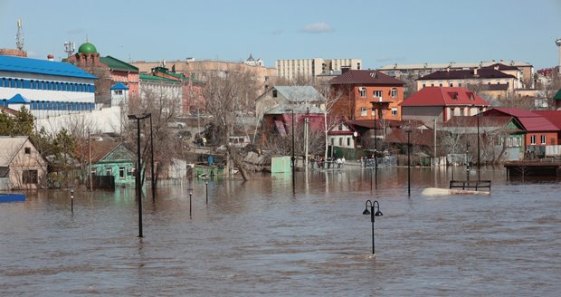 Povodně v Rusku: Řeka Ural dál stoupá, v Orenburgu nařídili velkou evakuaci! Úřady záplavy nezvládají