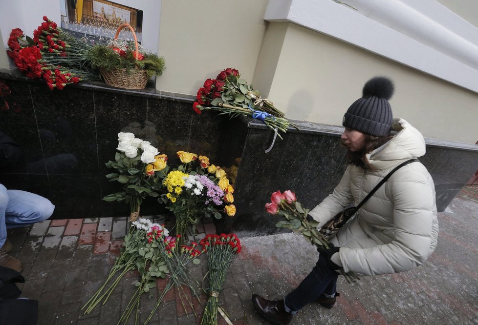 Ruské letadlo Tu-154 s 92 lidmi na palubě se zřítilo do Černého moře. Na jeho palubě byli kromě řady novinářů také členové Alexandrovova armádního pěveckého souboru.