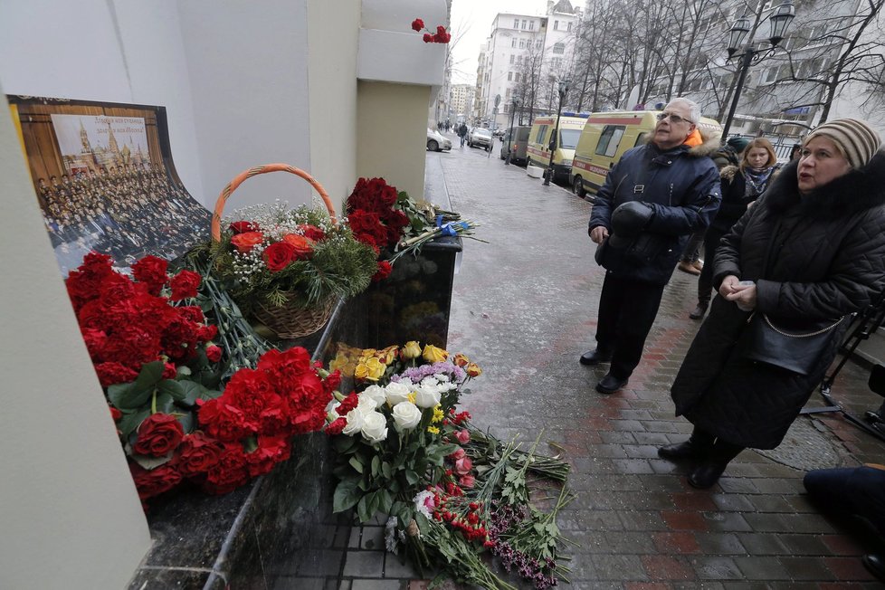 Ruské letadlo Tu-154 s 92 lidmi na palubě se zřítilo do Černého moře. Na jeho palubě byli kromě řady novinářů také členové Alexandrovova armádního pěveckého souboru.