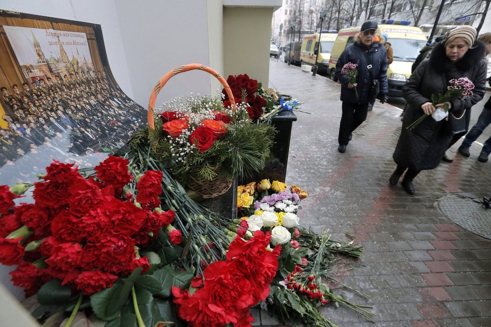 Ruské letadlo Tu-154 s 92 lidmi na palubě se zřítilo do Černého moře. Na jeho palubě byli kromě řady novinářů také členové Alexandrovova armádního pěveckého souboru.