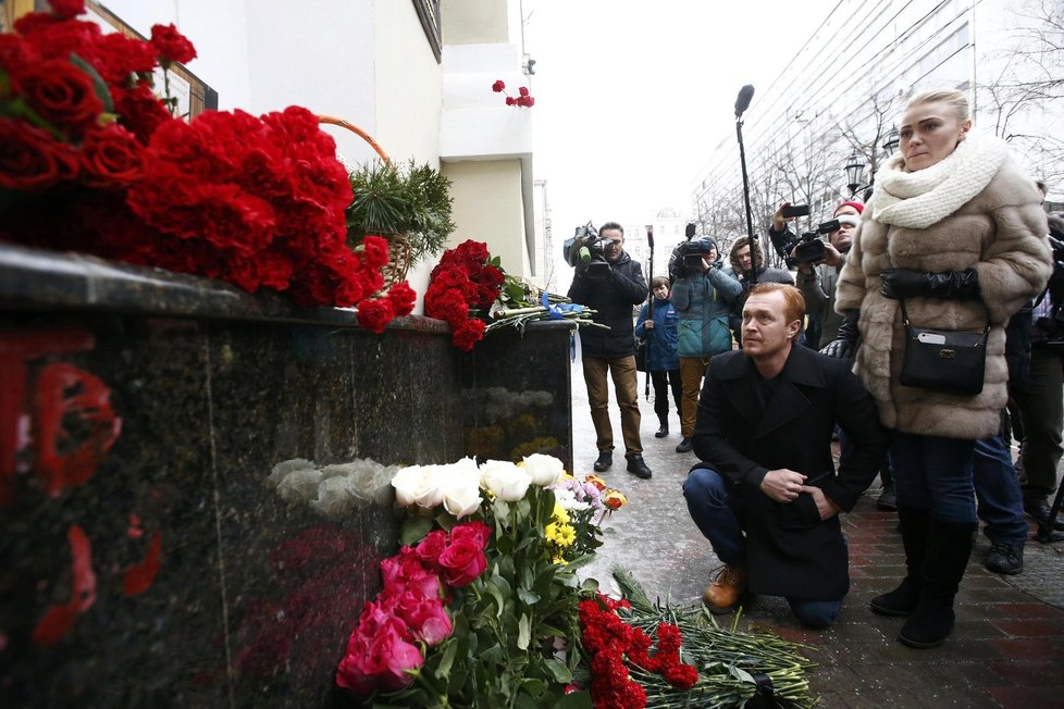 Ruské letadlo Tu-154 s 92 lidmi na palubě se zřítilo do Černého moře. Na jeho palubě byli kromě řady novinářů také členové Alexandrovova armádního pěveckého souboru.