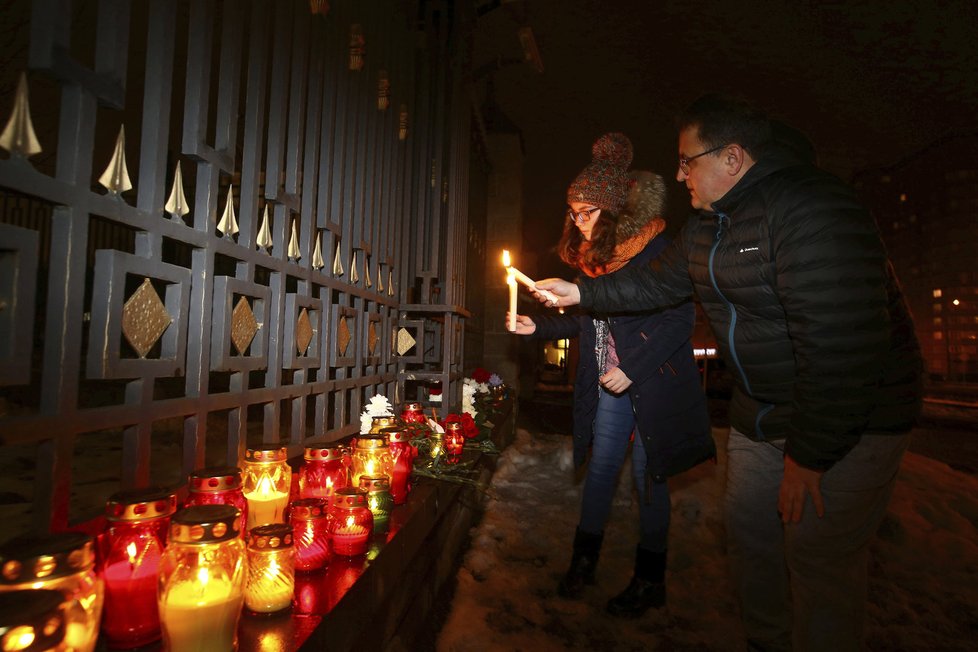 V Moskvě u sídla Alexandrovova souboru i u televizního centra v moskevském Ostankinu živelně vznikl improvizovaný památník.