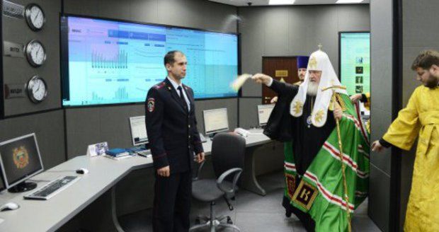 Vládní počítače polil svěcenou vodou: V Rusku bojuje s kyberzločinem patriarcha 