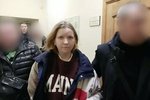 Darja Trepovová zadržená za atentát na blogera Vladlena Tatarského (3. 4. 2023).
